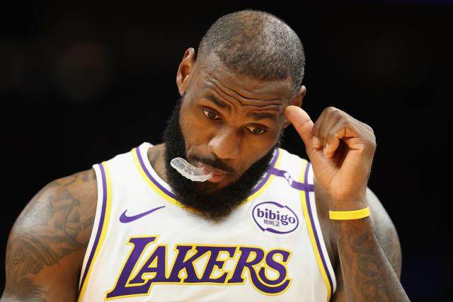 kaiyun.com-三分19连铁 上双纪录险不保！詹姆斯别再保出勤了？